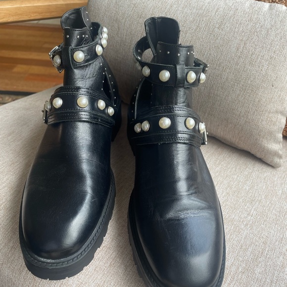 ZARA Basic Collection Flat Black Leather Ankle Boots/ Faux Mother of Pearls - Picture 4 of 11